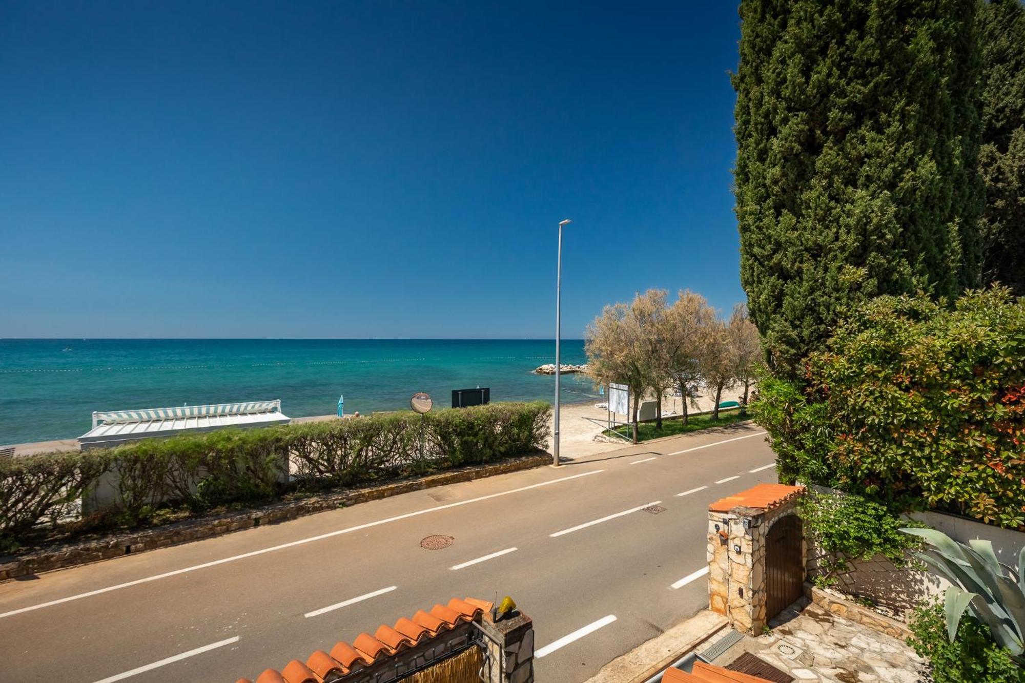 Beach House - Sea Breeze Porec Bagian luar foto